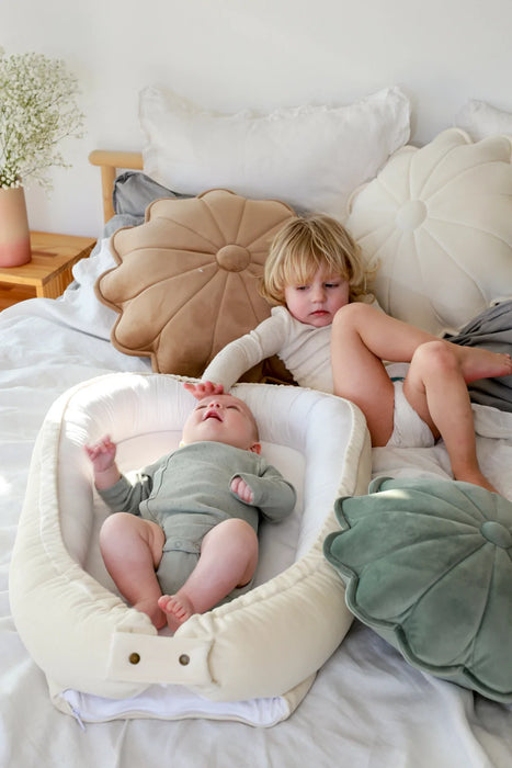 Babyly Babynest Sammet Krämvit